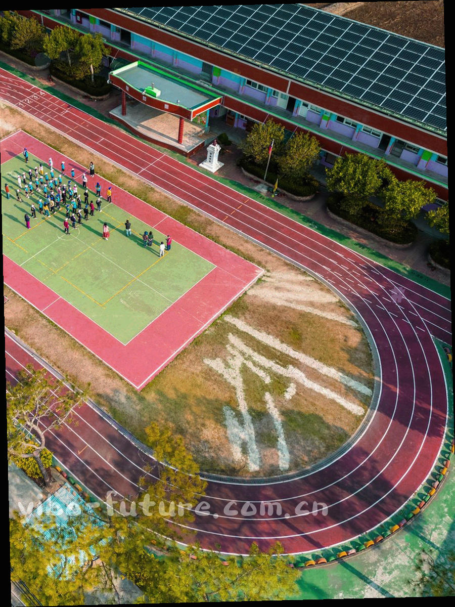 竖构图下手机屏幕显示选型清单与批次标签的特写